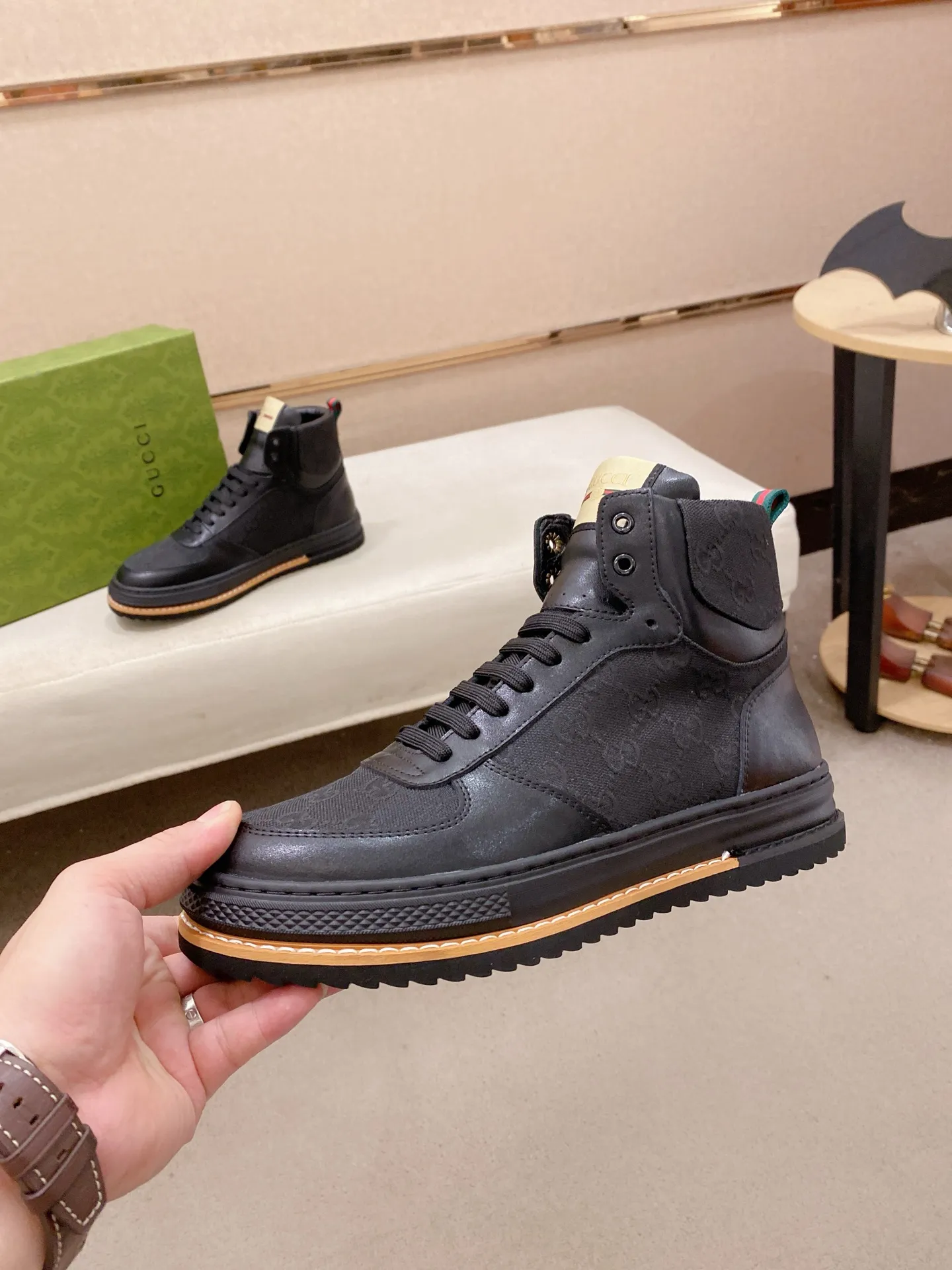 Men's shoes 💰 440 💰 High-quality new high-top GUCCI counters are on the market at the same time. The new men's shoes, 😘fabrics are selected imported cowhide, lining: sheepskin lining. 👍🏿 High-end ☄️ air-cushion molded anti-slip rubber outsole, exquisite lines, simple and elegant, comfortable and high-end for leisure travel. Code number: 38 to 44 (45 can be customized and cannot be returned or exchanged)